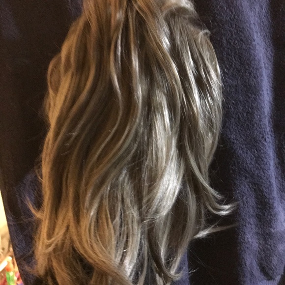 NEVER WORN. High quality, Blonde, synthetic wig - Picture 9 of 12